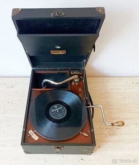 His Master’s Voice, starožitný gramofon na kliku, rok 1926