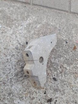 Drziak motora 1J0 199 117 Q