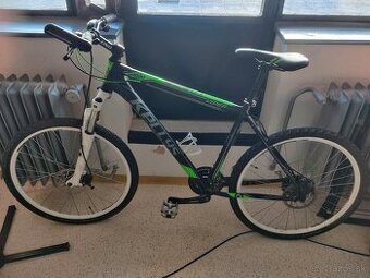 Kellys Viper - Prémiový vešiak na oblečenie (občas bicykel)
