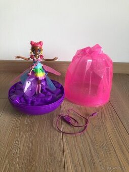 LIETAJÚCA VÍLA FLYERS CRYSTAL HATCHIMALS BÁBIKA VZNÁŠA SA VO