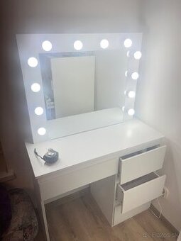 TOALETNÝ STOLÍK S LED SVETLAMI