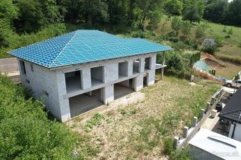 Na predaj exkluzívna, rozmerná vila v obci Mikušovce pri Ila