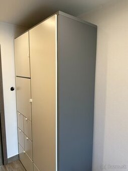 Skriňa, sivá/biela, 122x59x216 cm VISTHUS