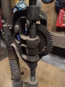 Stará ručná stojanová vrtačka