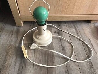 stará kovová lampa