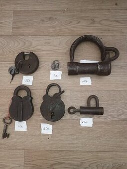 Starožitné vysiace zámky