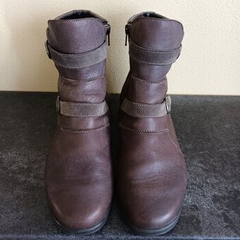 Predám dámske čižmy v.39