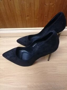 Čierne semišové lodičky na vysokom opätku veľ 36