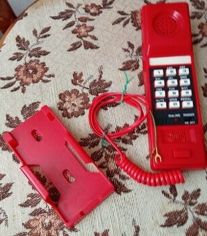 Starší závesný telefón, pevná linka