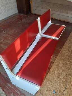 Retro sedačky s červeným čalúnením