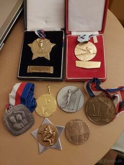 Staré medaile.