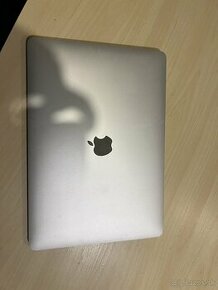 MacBook Air A1932 na náhradné diely, platný do zmazanía