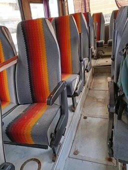Sedačky z dvoch autobusov