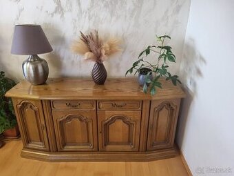 Rustikalna dubova komoda z masivu