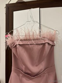 Spoločenské šaty s pierkami