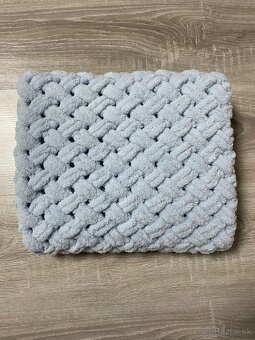 Háčkovaná sivá deka z jemnej eco vlny