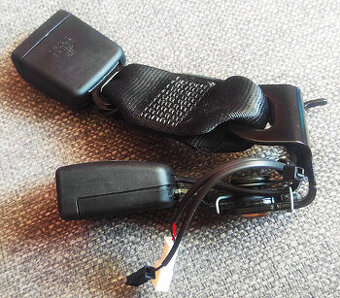 zámok zadného bezpečnostného pásu na BMW