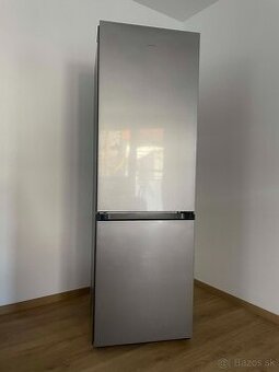 Moderná a takmer nová chladnička Samsung RB34C600CSA/EF