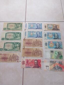 Zbierka starých bankoviek a mincí.