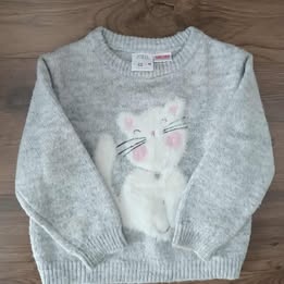 Sivý sveter s mačkou