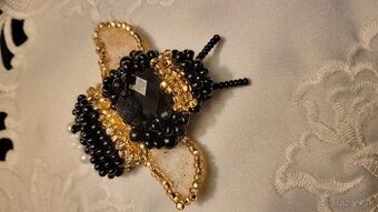 Obézny čmeliak zlava