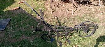 Starý kovový pluh 2