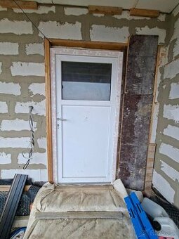 Dvere na stavbu