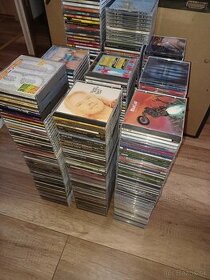 PREDANÉ - Predám 450 originál CD albumov