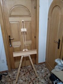 drevený stojan pre maliara