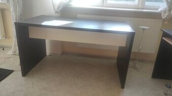 Stoly a stolíky a nábytkova stena, písacie stoly.