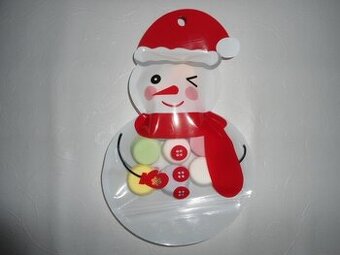 Vianočný snehuliak plný šumiviek