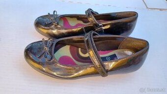 Čierne dievčenské lakované topánky. Veľkosť 38.