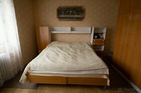 retro obývacia stena s posteľou a skrinkami - 1