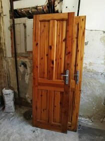 Staré dvere drevené masív. - 1