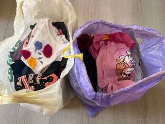 2 veľké tašky oblečenia pre dievčatko na 2 roky