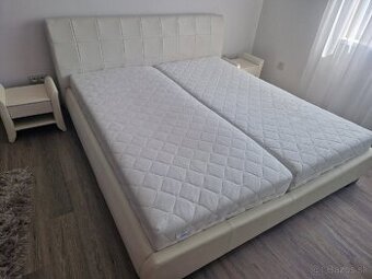 Predám manželskú posteľ s matracmi a dva nočné stolíky.