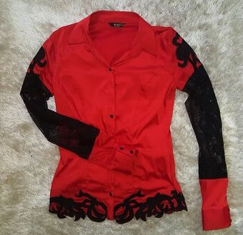 Červená blúzka s krajkou na rukávoch