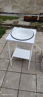 Staré umyvadlo s lavórom