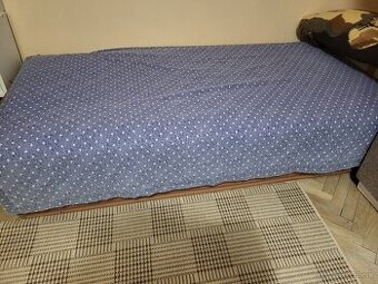 Posteľ, váľanda s veľkým úložným priestorom