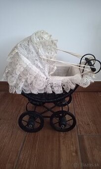 Starý kočík pre bábiky