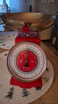 Kuchynska vaha cervena retro