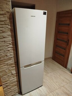 Predám chladničku s mrazničkou.