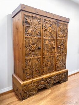 Unikátna drevená menšia skriňa, top stav, V172xS139xH54