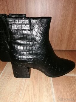 Nove kozene čižmy - v. 40