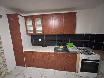 Predám kuchynskú linku a obývaciu stenu v klasickom štýle