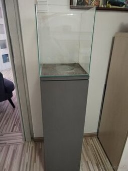 Akvarium so skrinkou