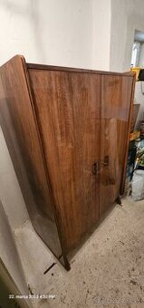 Stará šatníková skriňa