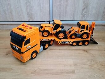 Kamión s bágrom a traktorom.