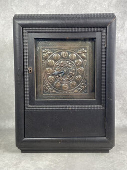 Secesné skrinkové hodiny s mosadzným tepaným ciferníkom , V