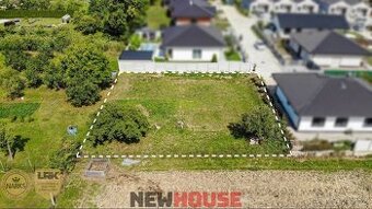 Slnečný a rovinatý pozemok s IS a projektom RD v novej časti